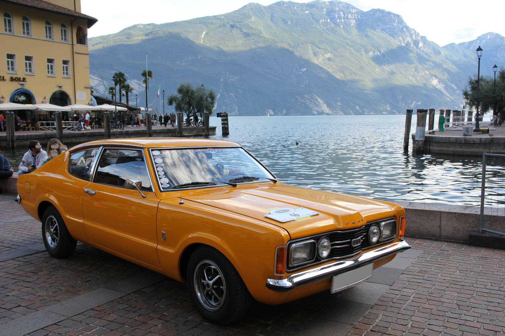 Rückansicht eines Vintage-Autos vor einem See in Italien bei Motorsport im ADAC Nordrhein.