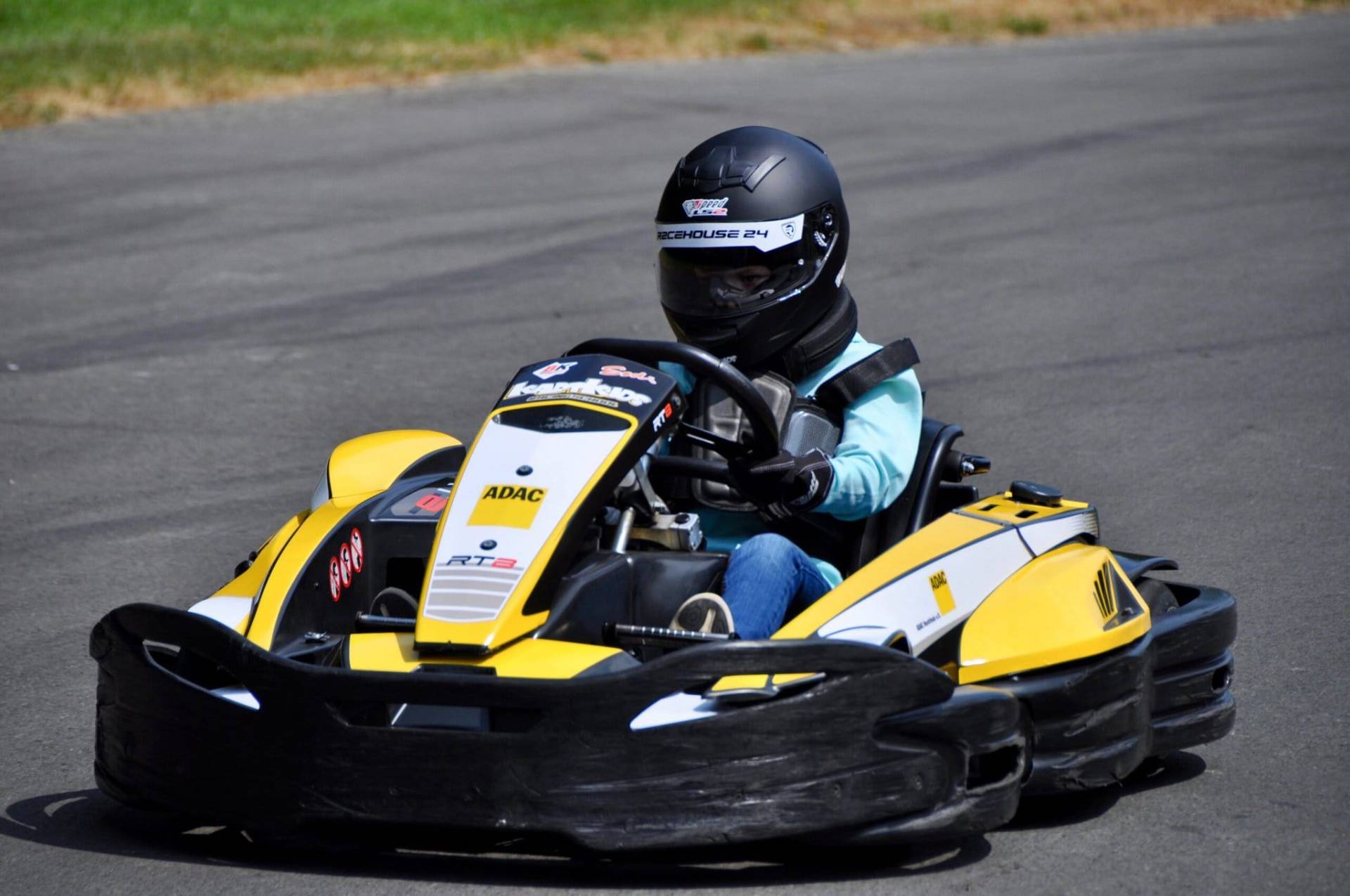 Rennauto im ADAC Nordrhein auf einer Kartbahn.